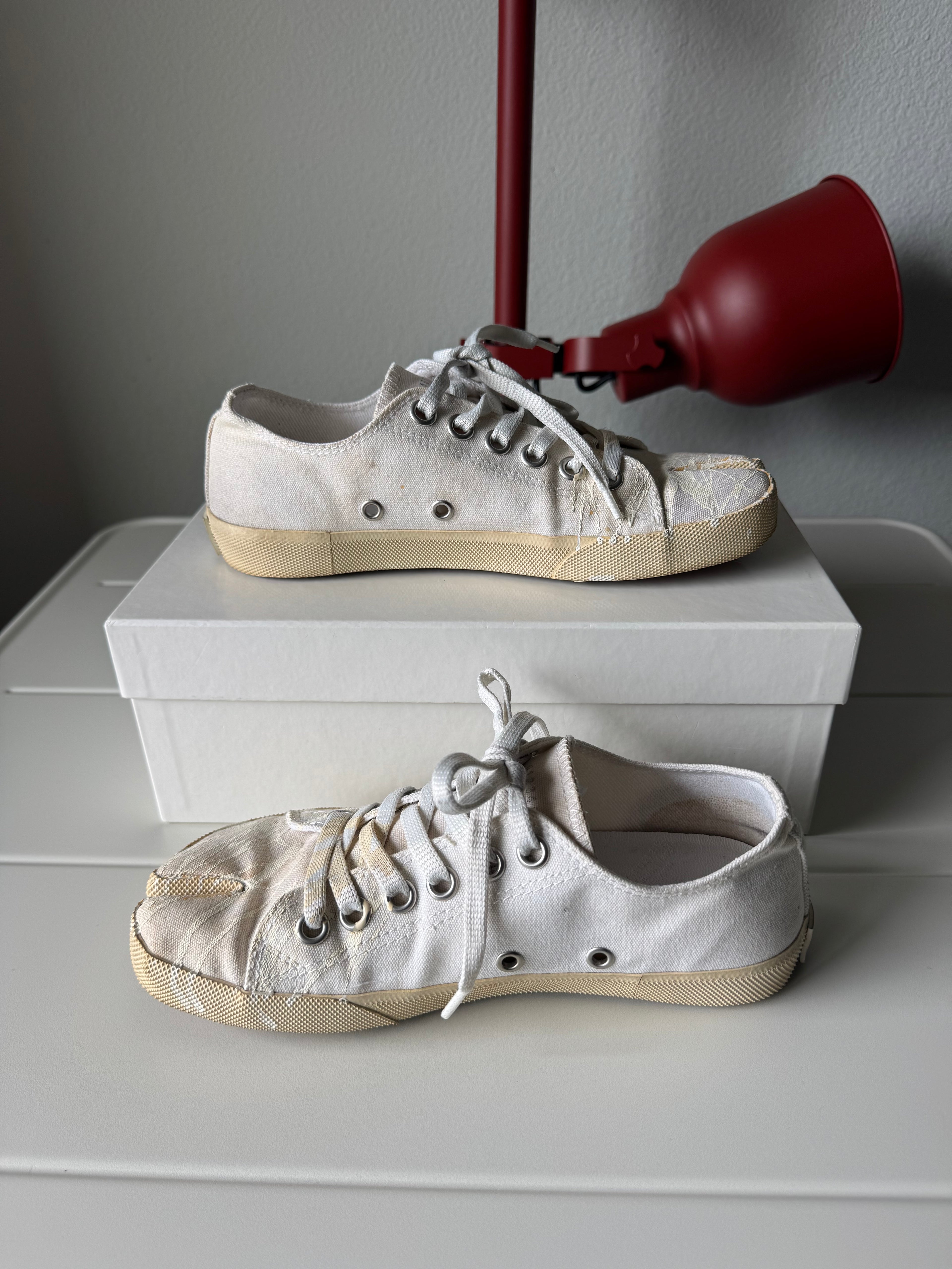 Maison Margiela Women’s Tabi White Paint Splatter Sneakers 35/5