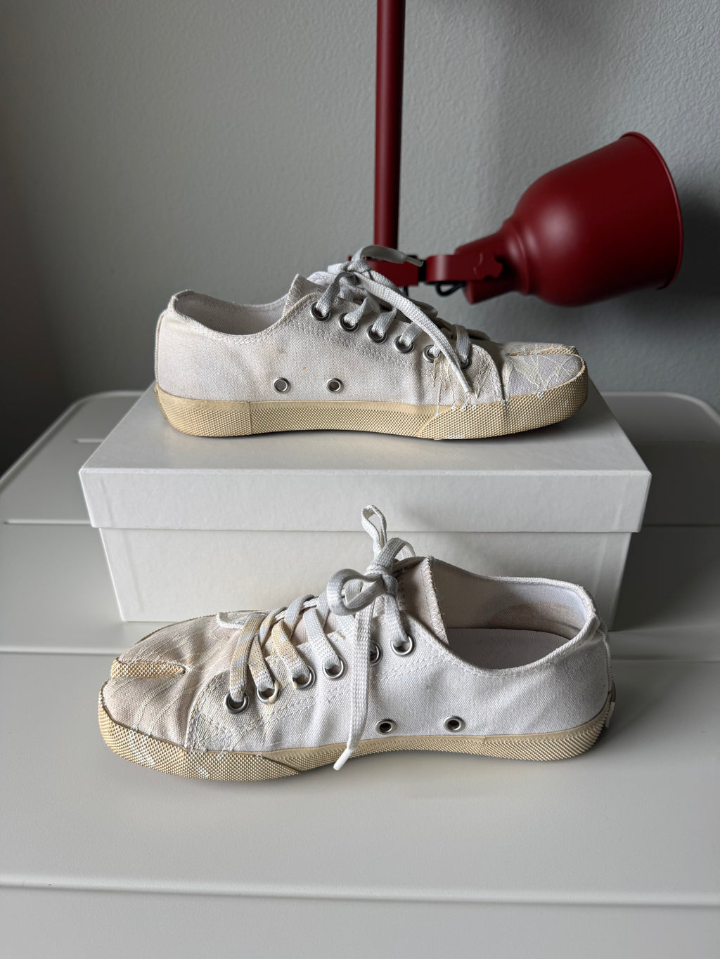 Maison Margiela Women’s Tabi White Paint Splatter Sneakers 35/5